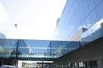 Pasarela de cristal conectando edificios del Hospital Clínico Universitario