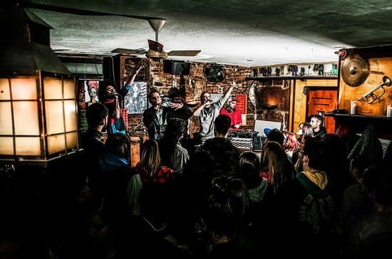 Interior del local con banda tocando en vivo y público