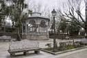 Palco da Música en el Parque de la Alameda con bancos y farola