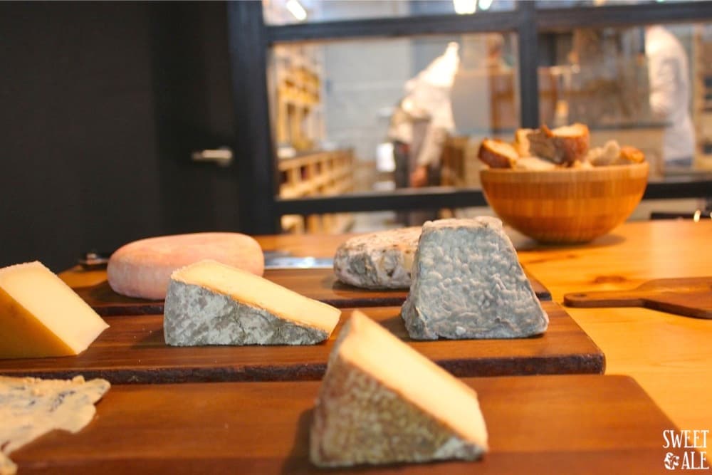 Selección de quesos artesanales presentados en tablas de madera