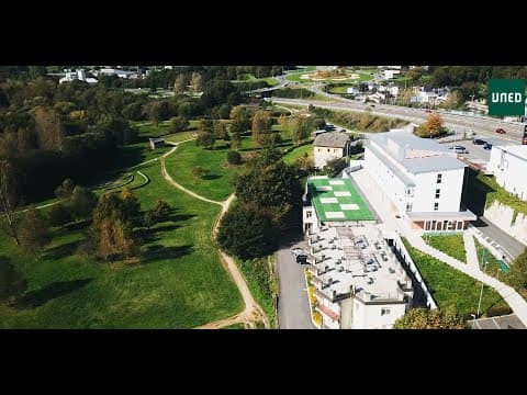 Vista aérea del campus de la UNED Lugo con edificios y zonas verdes
