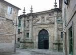 Fachada lateral del Monasterio de San Paio de Antealtares con gran arco