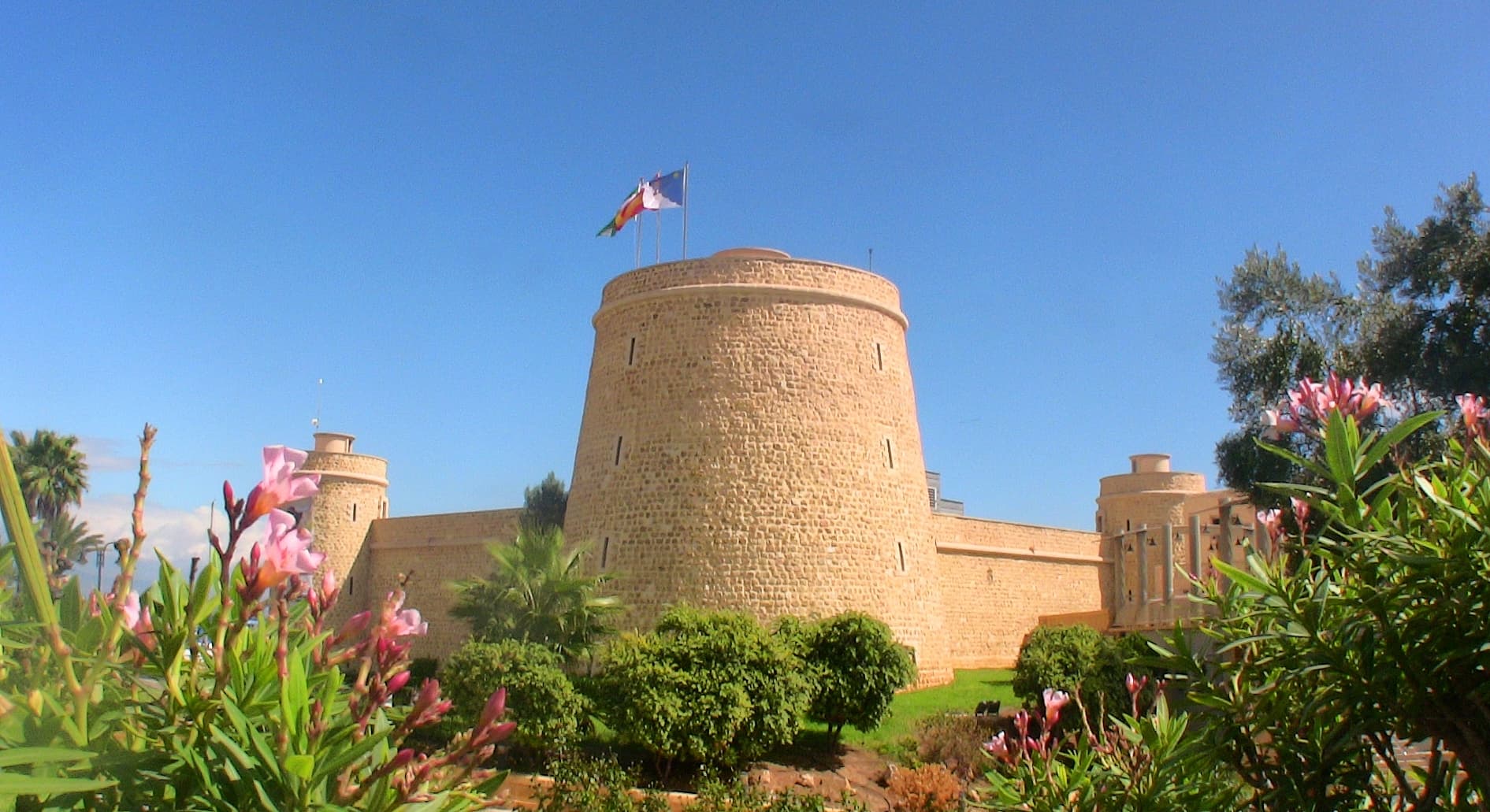 File:Castillo de Santa Ana en Roquetas.jpg - Wikimedia Commons