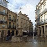 Praza de Cervantes en un día lluvioso con decoración festiva.