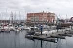 Vista del edificio principal del Real Club Náutico de La Coruña y su marina con embarcaciones.