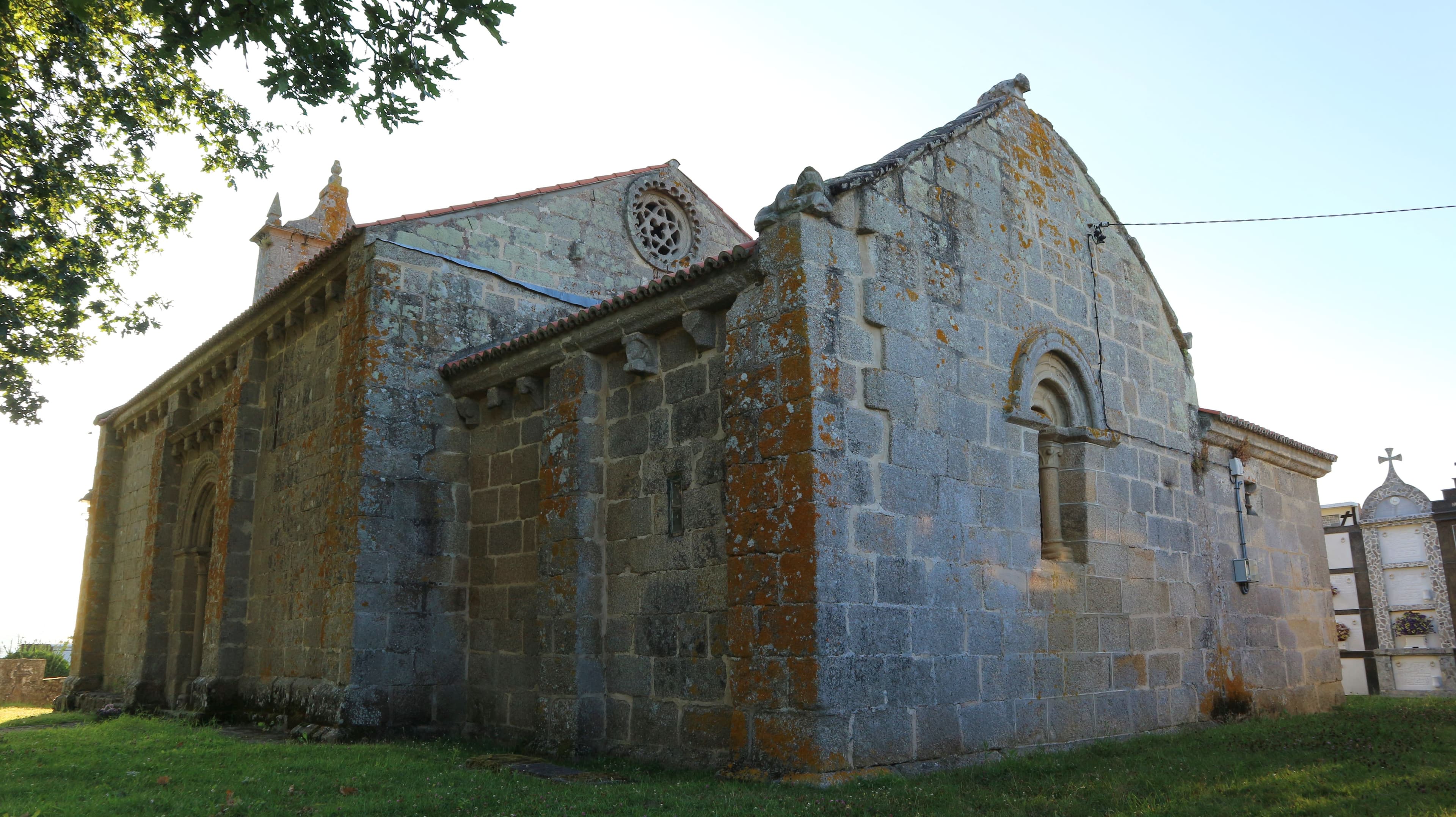 Vista lateral de la Iglesia de San Martiño de Tiobre con cielo azul