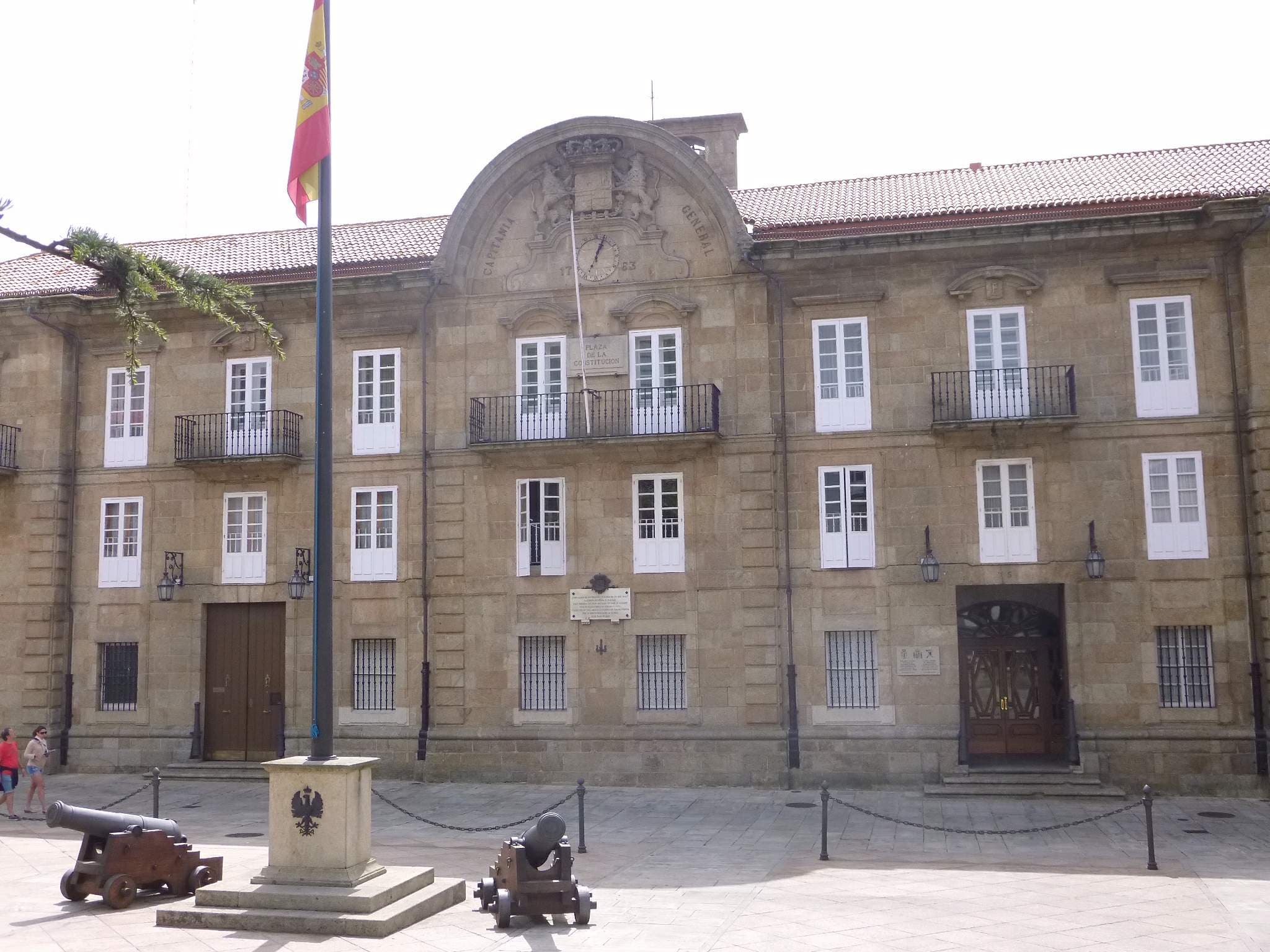 Vista frontal del Palacio de Capitanía General con bandera