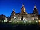 Ayuntamiento de A Coruña iluminado de noche en la Plaza de María Pita