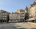 Vista diurna de la Plaza Mayor de Ourense destacando su inclinación.