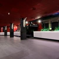 Interior de la Sala Rouge con barra y zona de mesas