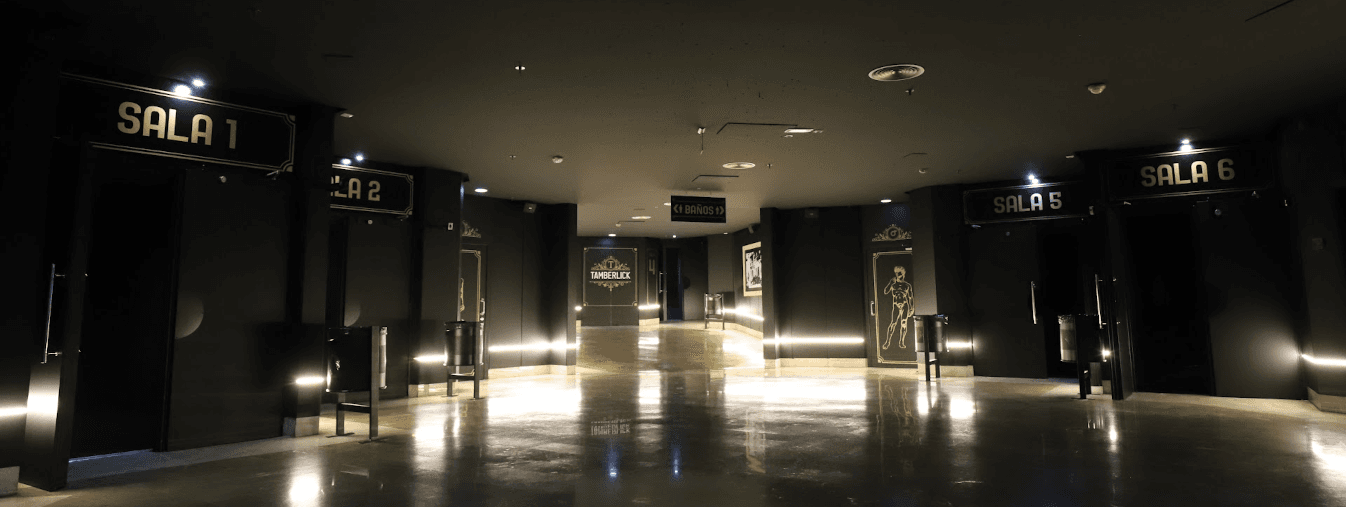 Pasillo interior moderno con iluminación ambiental en Cines Tamberlick