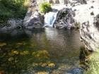 Poza de agua clara con cascada en el río Almofrei