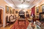 Salón interior de la Casa Museo con mobiliario clásico y cuadros