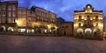 Panorámica nocturna de la Praza Maior de Ourense con edificios brillantemente iluminados.