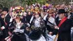 Grupo de personas con trajes tradicionales gallegos en una celebración