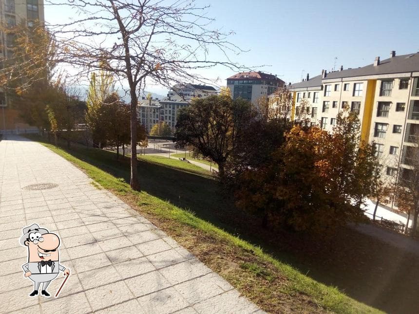 Vista de un parque urbano con árboles y edificios residenciales al fondo