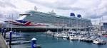 Gran crucero atracado en el puerto de A Coruña junto a la marina