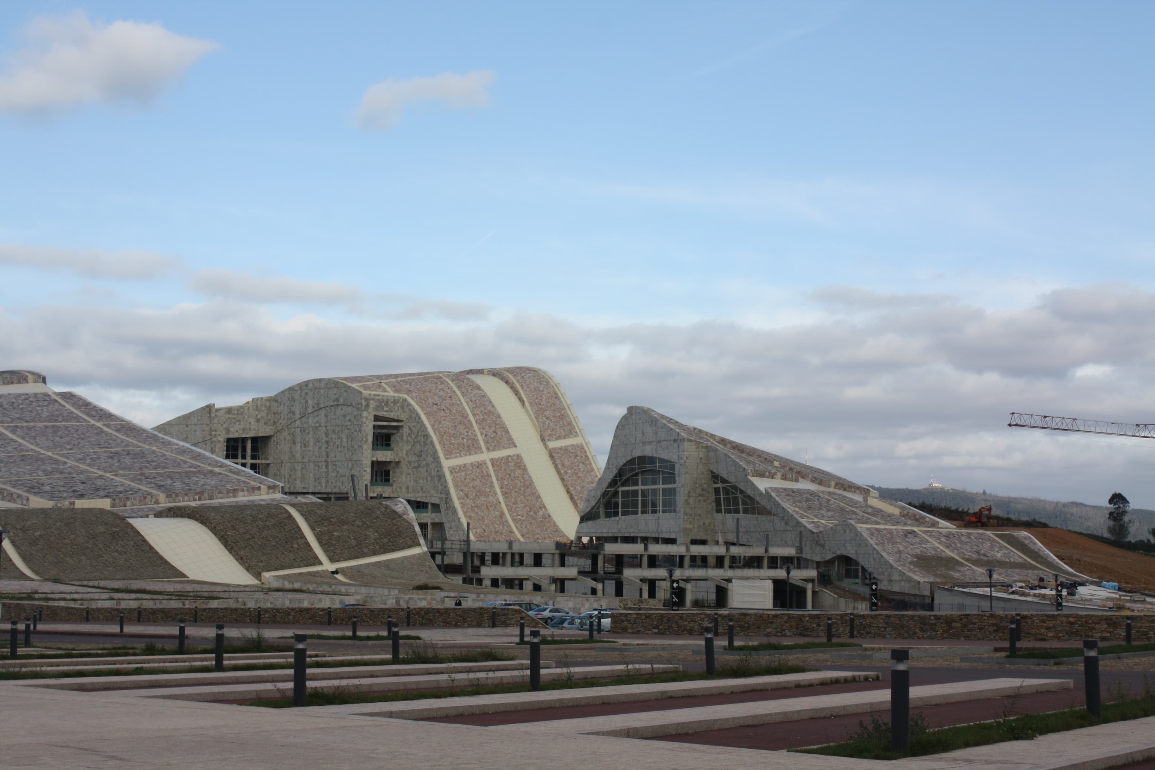 Panorámica exterior de los edificios de la Cidade da Cultura
