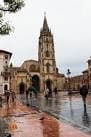 Vista vertical de la Catedral de Oviedo y la plaza en un día lluvioso