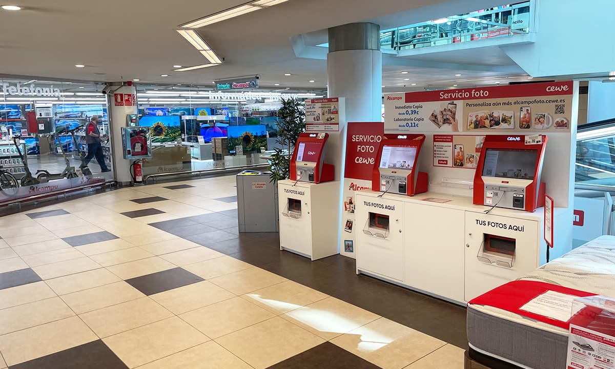 Pasillo interior del Centro Comercial Alcampo con cajeros automáticos