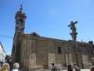 Vista de la Iglesia de San Fiz de Solovio y el cruceiro en la plaza