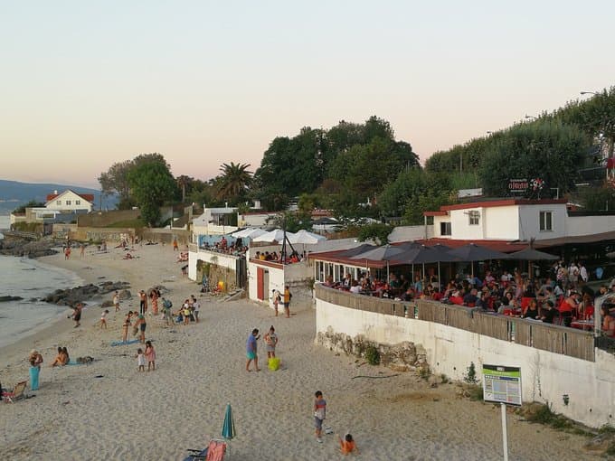 Vista aérea de la playa de Samil con el Chiringuito La Fuente y bañistas