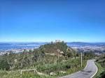 Carretera de acceso al Mirador do Monte Cepudo con vistas al paisaje y la ciudad