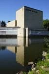 Edificio del Auditorio de Galicia reflejado en el agua, vista vertical