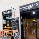 Fachada exterior de la Bocatería-hamburguesería KM-0 con su letrero