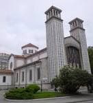 Vista exterior angular de la Iglesia de San Pedro de Mezonzo y su entorno