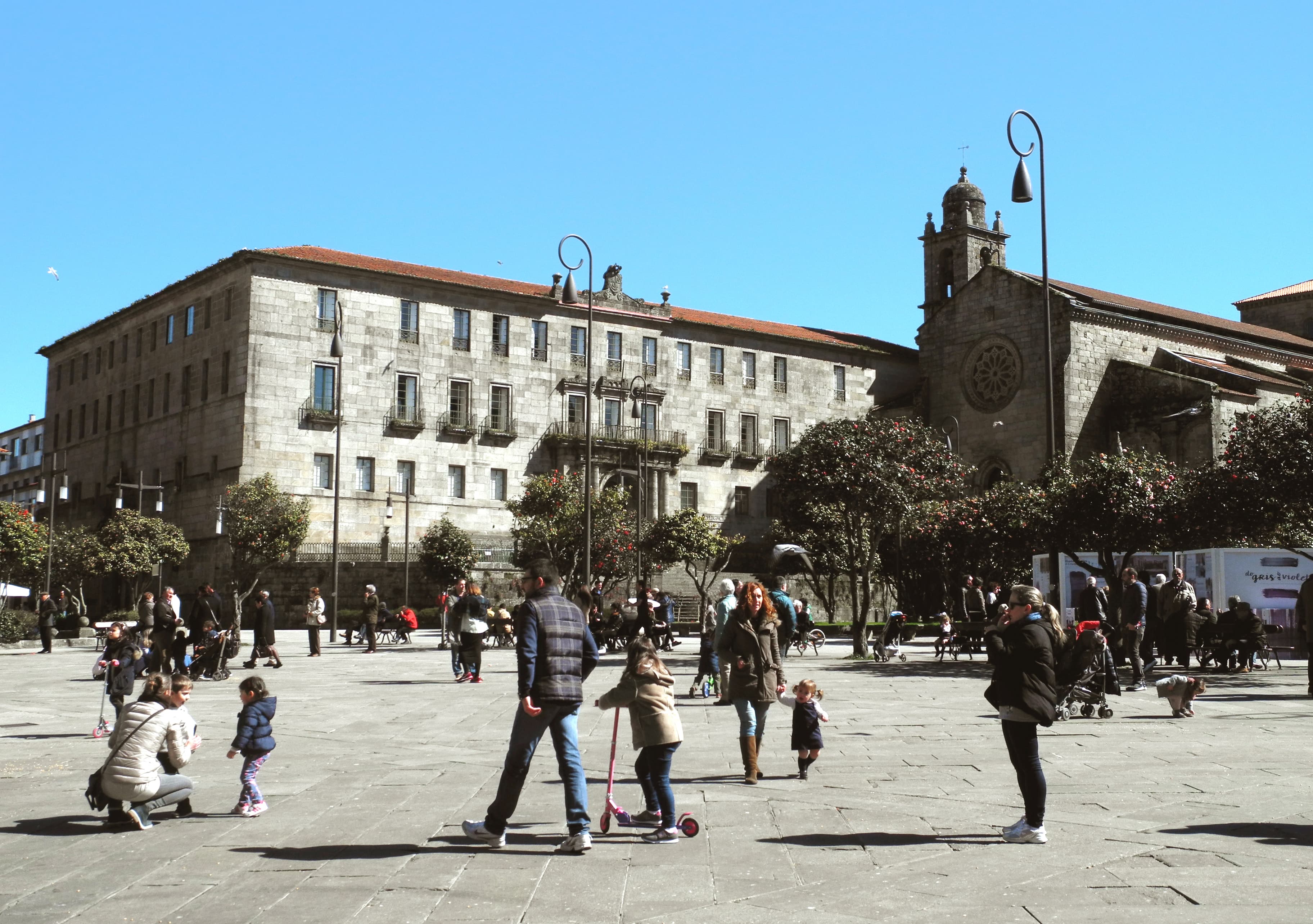 Vista general de la Plaza de A Ferraría con edificios históricos y personas