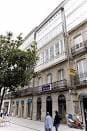 Edificio singular en Rúa da Raíña, número 7, con balcones y ventanales
