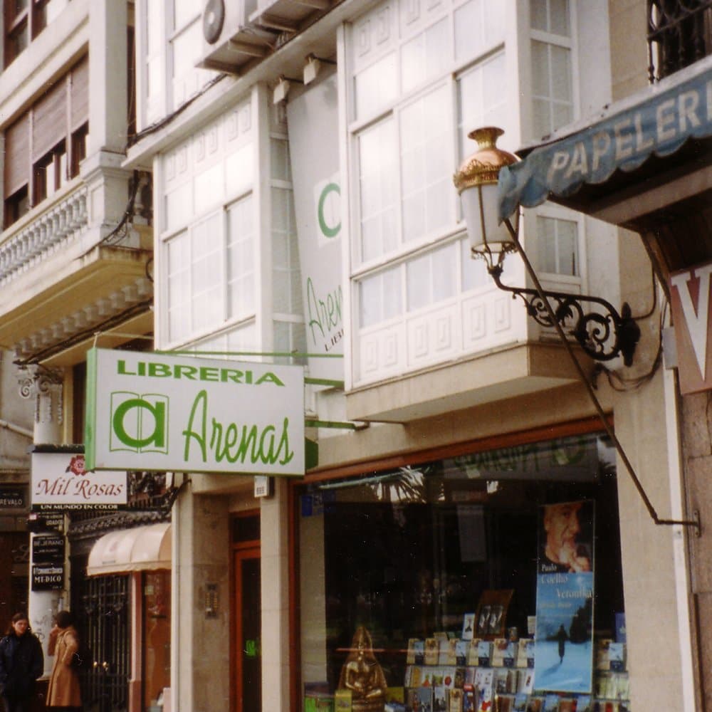 Vista exterior de la Librería Arenas con su distintivo letrero