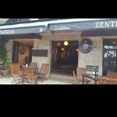 Exterior de Zentral Bar con terraza y toldo