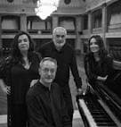 Interior de la Sede Afundación Lugo con músicos y un piano de cola, ideal para eventos.