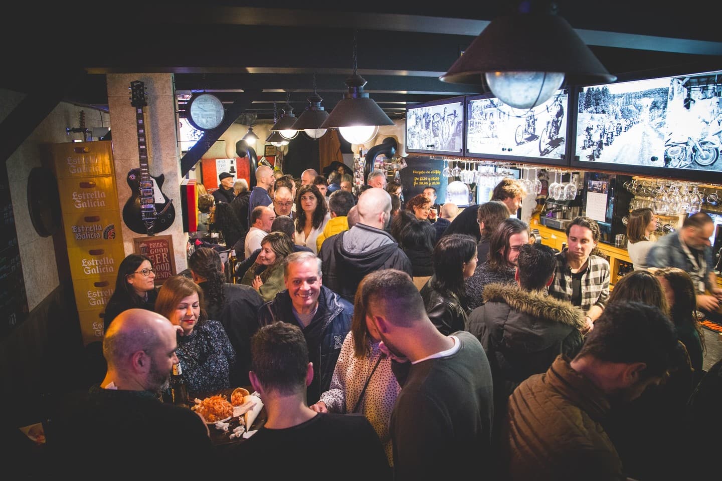Interior del Creedence Rock Bar con ambiente animado y gente en la barra