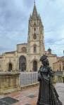 Vista de la escultura de La Regenta frente a la fachada principal de la Catedral de Oviedo