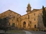 Entrada principal del Convento de San Domingos de Bonaval con camino empedrado
