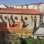 Vista aérea lateral de la Iglesia de Santiago de As Caldas con sus tejados y estructuras