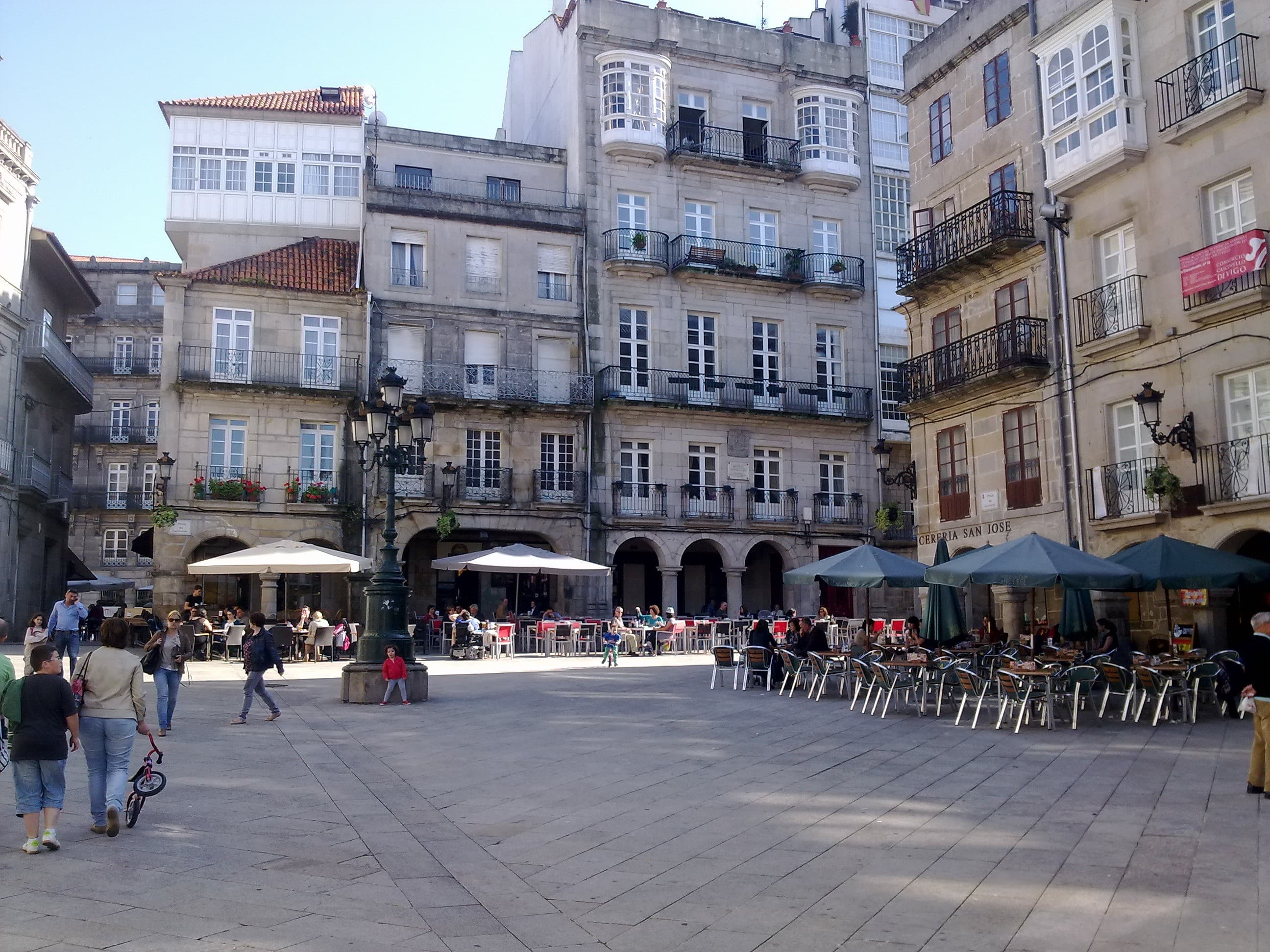 20 fuegos purificadores arden en el San Xoán de Vigo