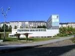 Fachada de la Biblioteca Central del Campus de Ourense bajo cielo azul