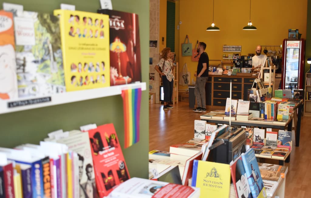 Interior de Galgo Azul con estanterías de libros y personas