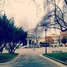 Vista general de la Plaza de la Tolerancia con caminos y arbolado