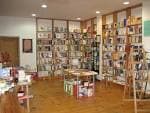 Interior de la Librería Aenea con estanterías llenas de libros