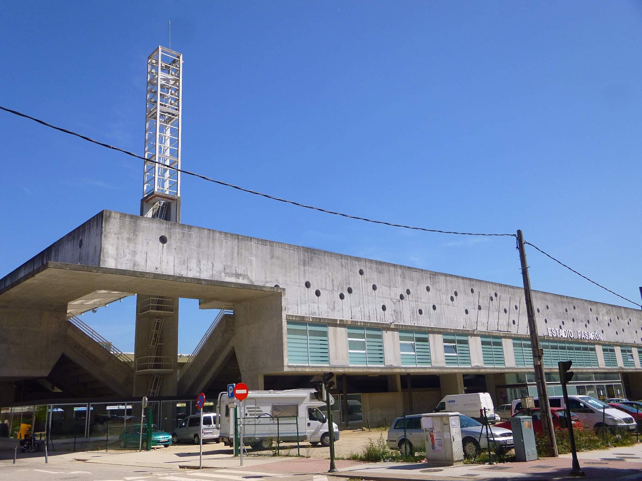 Vista exterior lateral del Estadio Municipal de Pasarón