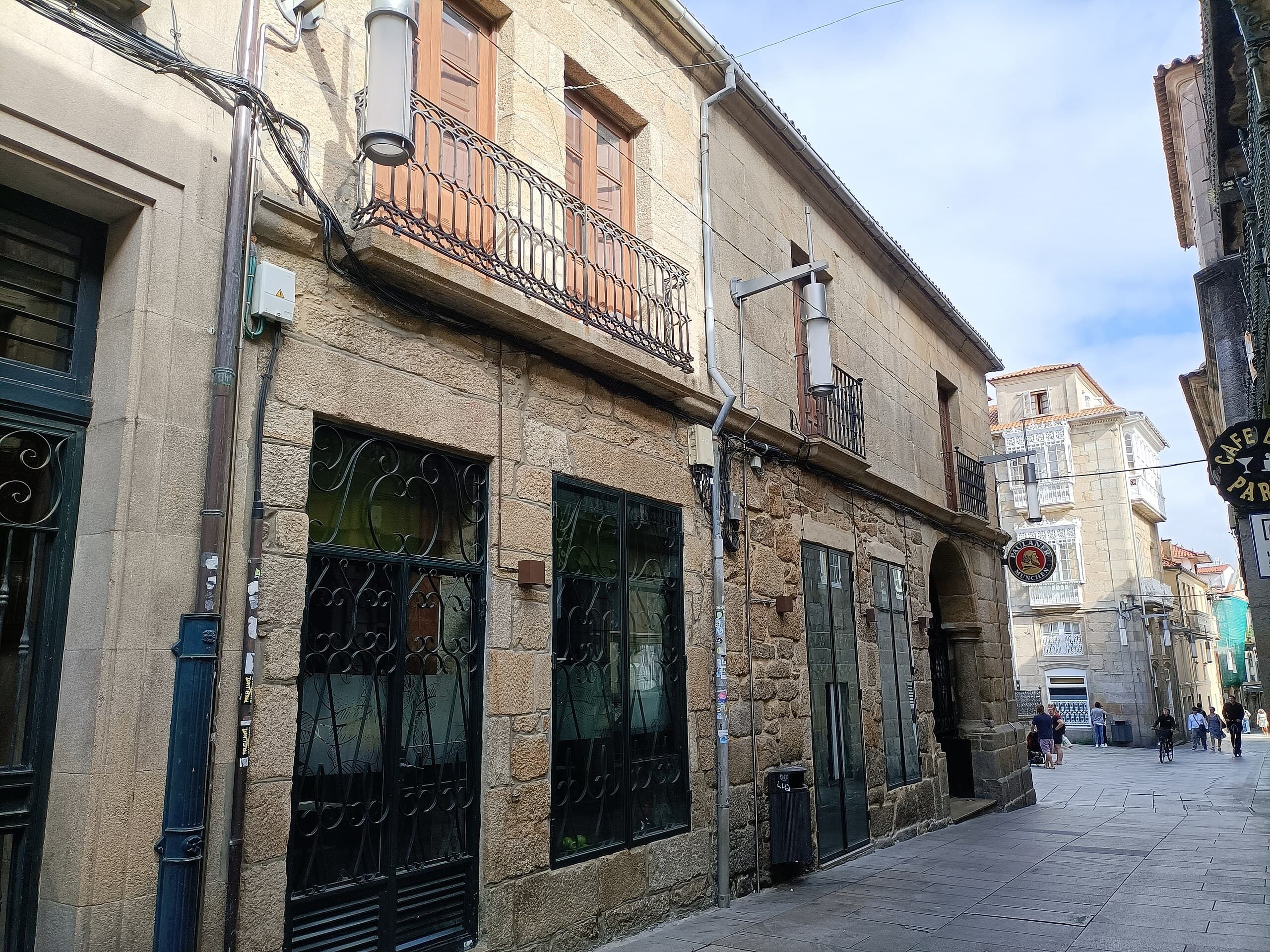 Calle histórica con edificios de piedra y balcones en Pontevedra