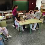 Aula del CEIP Curros Enríquez con alumnos realizando actividades