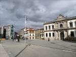 Casa Consistorial de Pontevedra en la Plaza de España con cielo nublado