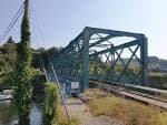 Puente ferroviario de celosía verde sobre el Río Mandeo en Betanzos.