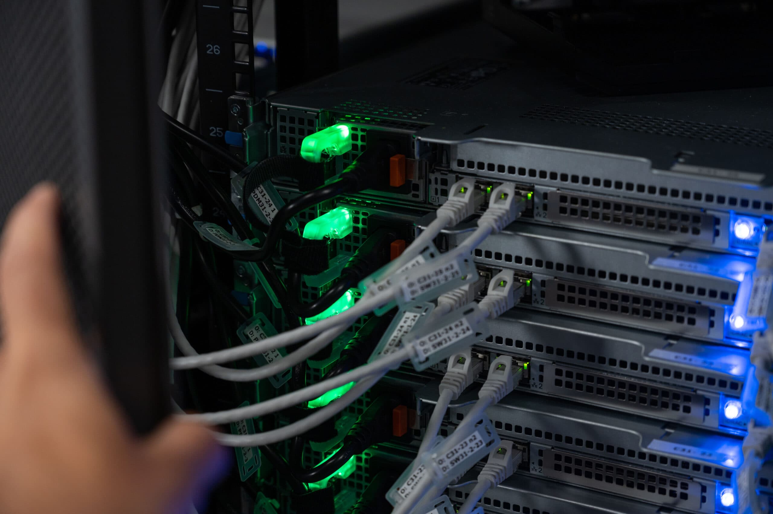 Detalle de servidores con luces indicadoras en el Centro de Supercomputación de Galicia